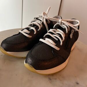 Munro Black and White Sneakers Classic Design